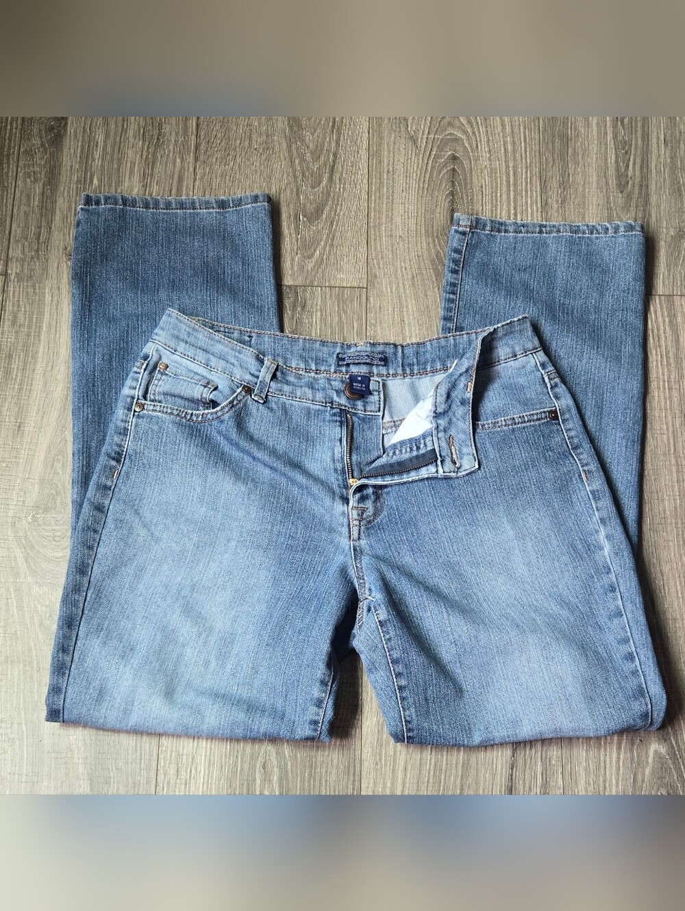 Pre-owned Bandolino Samantha women’s jeans in size 10. Blue Classic.